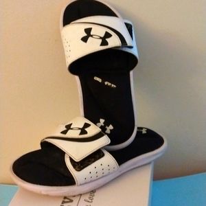 SAVAGE MIJO: UNDER ARMOR SIZE 2 SLIDES. WHITE AND BLACK